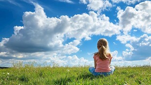 坐在草地上的女孩