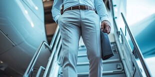 人在自动扶梯上