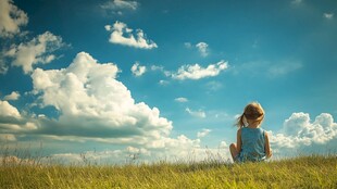 怡然自得的小女孩壁纸