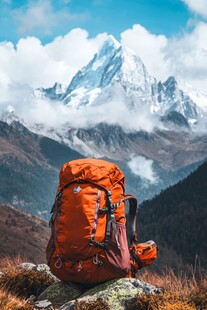 户外旅游探险爬山