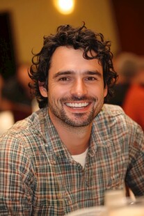 放松一个人与他人的微笑