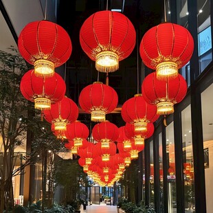 气氛大红灯笼高高挂