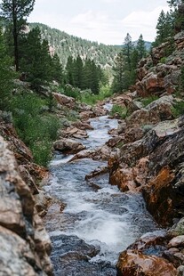 山谷河流山间小溪