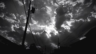 城市耶稣光黑白