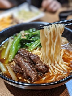 刚上桌的红烧牛腩面