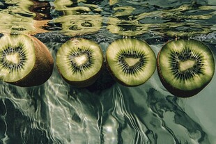 猕猴桃在水下