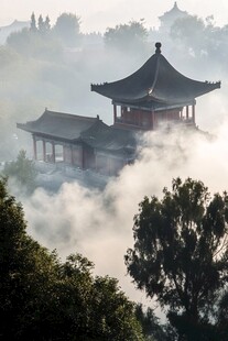 晨雾中的怀思亭