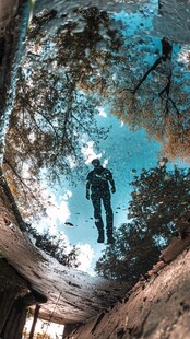 清澈见底人物倒影