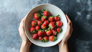 双手捧着一碗草莓