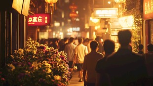 夜晚美食街游客