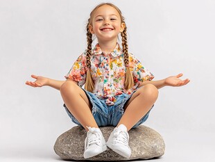 坐在口袋上的姑娘