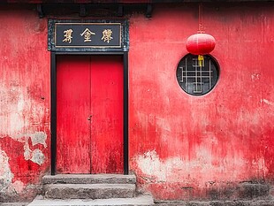斑驳的朱红大门背景