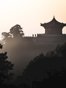 晨雾中的怀思亭