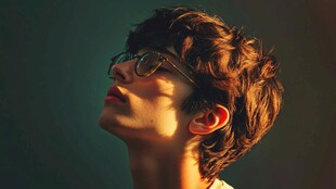 形象设计戴眼镜男孩