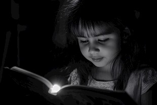 灯光下阅读