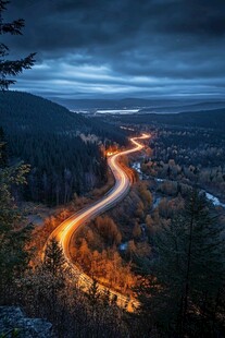 蜿蜒河流山间道路