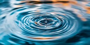 水滴在水面上的波纹