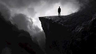 站在悬崖边上的男人