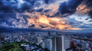 暴风雨前的城市