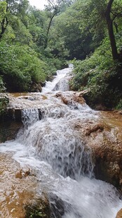 大雨过后山间小溪