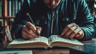 图书馆看书的人