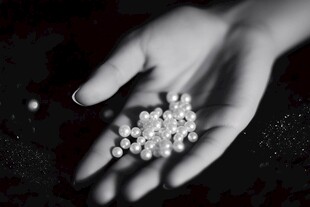 手捧珍珠的女人