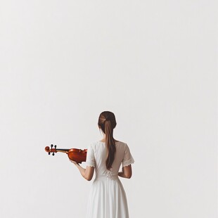 拉小提琴的女性