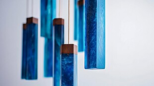 近代金属座蓝玻璃花瓶