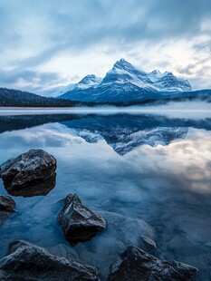云雾缭绕雪山倒影
