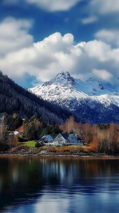 云雾缭绕雪山倒影