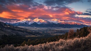 雪山霞晖