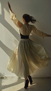 连衣裙上的光线褶皱