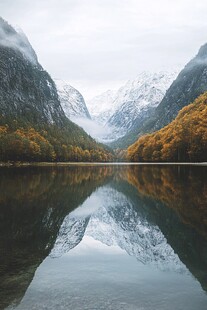 高山湖泊森林雪山黄叶