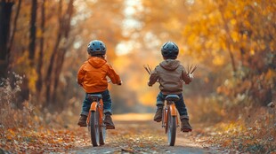 骑行的儿童背影