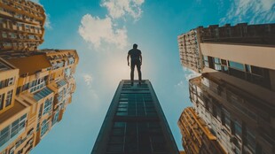 高楼下抬头仰望