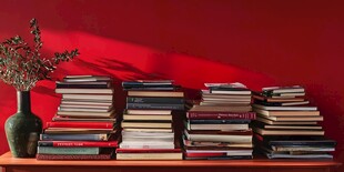 红色书角背景墙