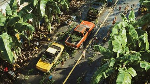 通过积水路的出租车