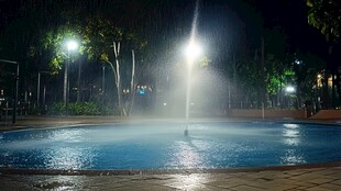 雨天露天游泳池