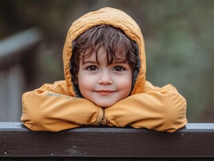 穿黄色雨衣的男孩