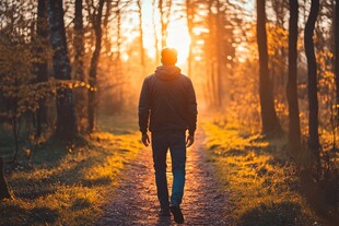 清晨步道散步人