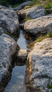 溪流石头小水潭