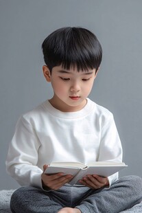 读书的男孩