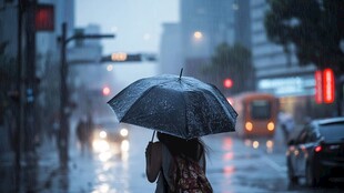 雨中路人