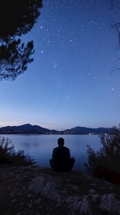 星辰大海男孩背影