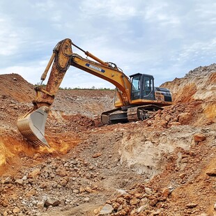 挖山施工