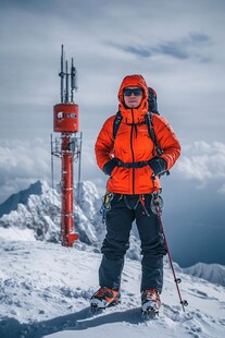 高举登山杖