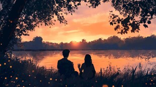 情侣在湖边看夕阳