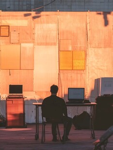 夕阳下辛勤工作的小人