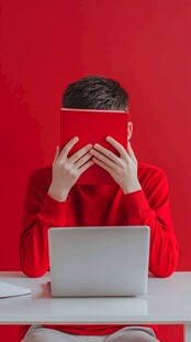 双手捂脸的男孩
