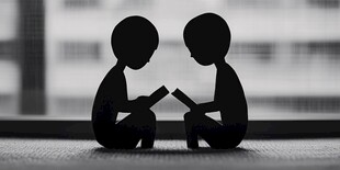 两个人面对面坐下